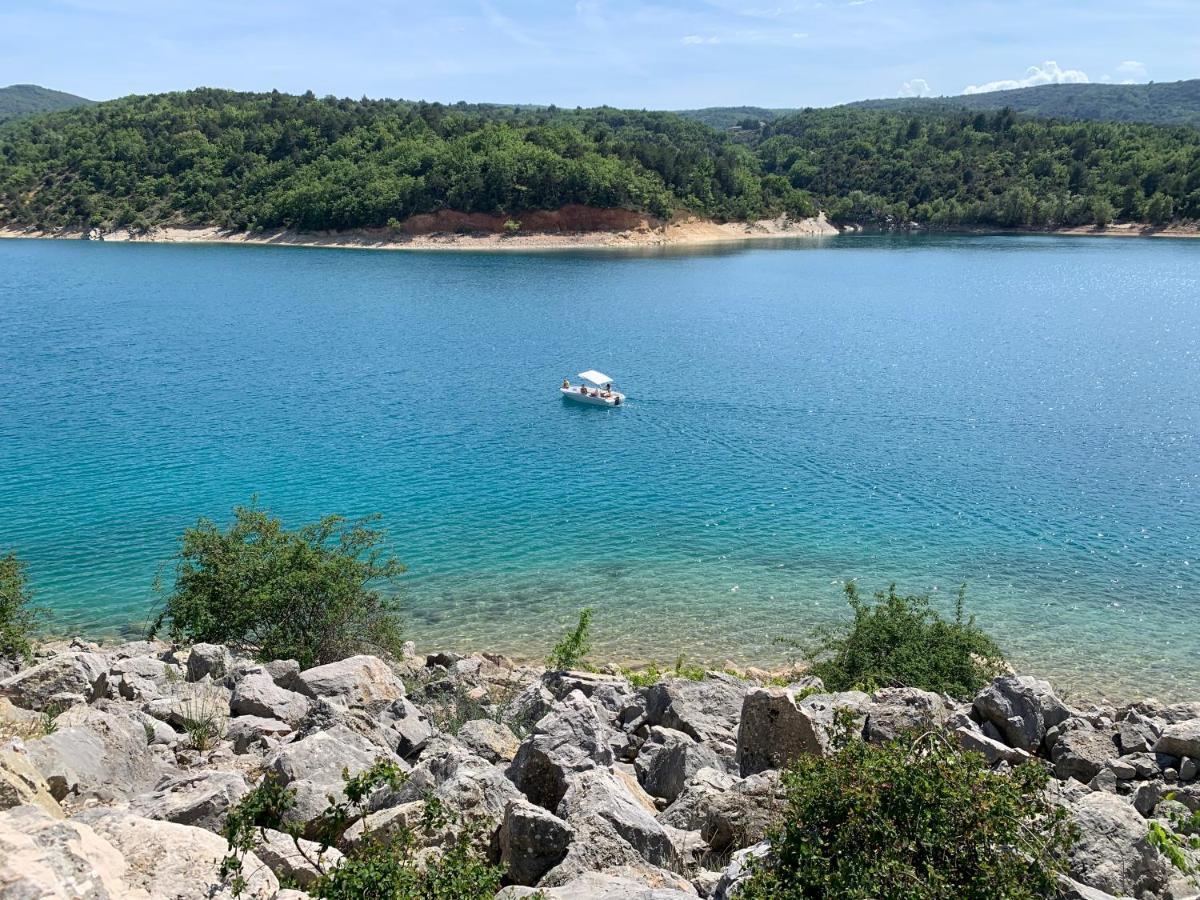 Votre Cocon En Pierre Et Son Spa En Option Gite Le Repos Des Chenes Régusse Εξωτερικό φωτογραφία